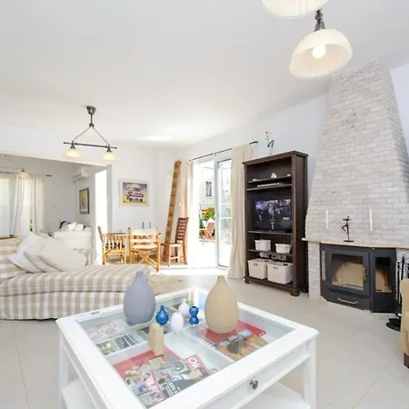 Imagine Your Family Renting A Luxury Holiday Close To Paralimni's Main Attractions, 1196 Βίλα Παραλίμνι