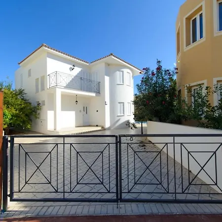 Imagine Your Family Renting A Luxury Holiday Close To Paralimni's Main Attractions, 1196 빌라 *