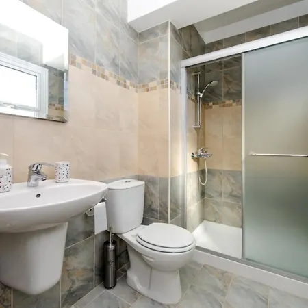 Imagine Your Family Renting A Luxury Holiday Close To Paralimni's Main Attractions, 1196 빌라 *